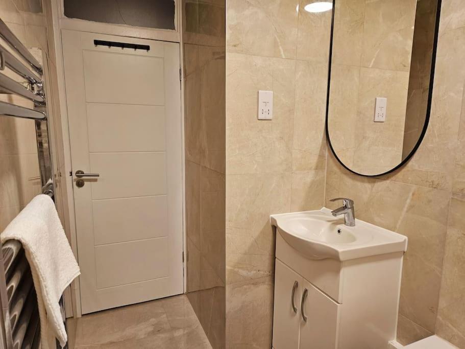 Wonderful Apartment In Wembley Londen Buitenkant foto