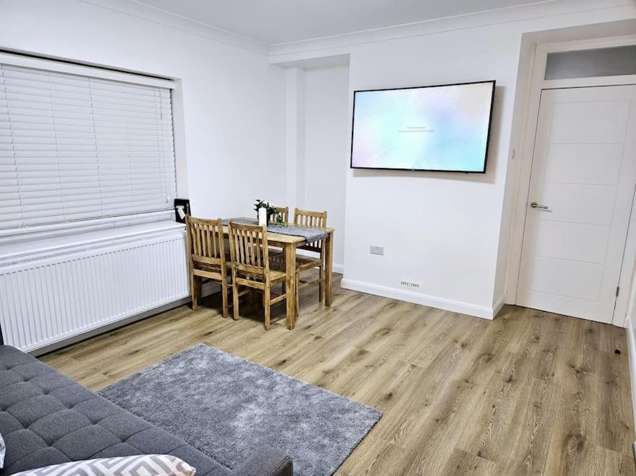 Wonderful Apartment In Wembley Londen Buitenkant foto