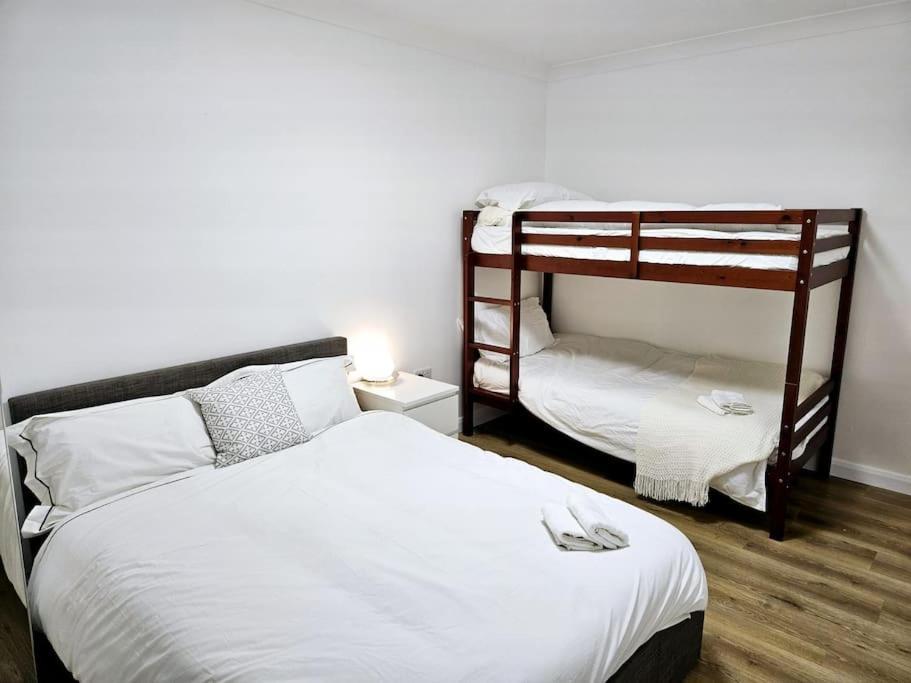 Wonderful Apartment In Wembley Londen Buitenkant foto