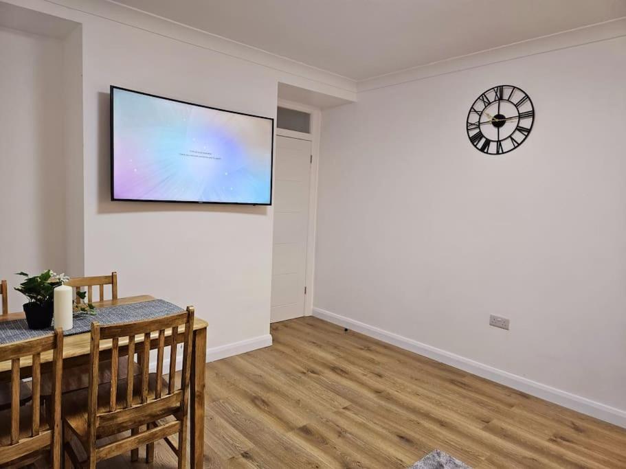 Wonderful Apartment In Wembley Londen Buitenkant foto