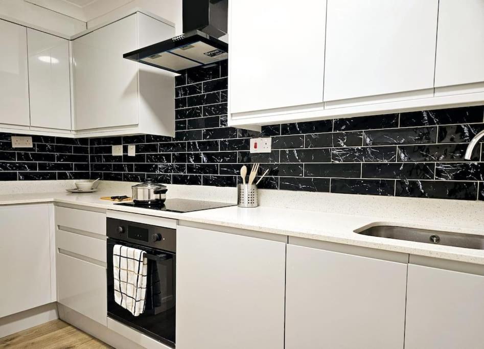 Wonderful Apartment In Wembley Londen Buitenkant foto